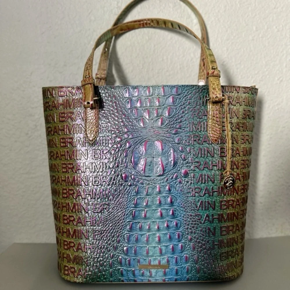 NWT BRAHMIN EZRA MELBOURNE CROC-EMBOSSED LOGO PRINT‎ LEATHER TOTE